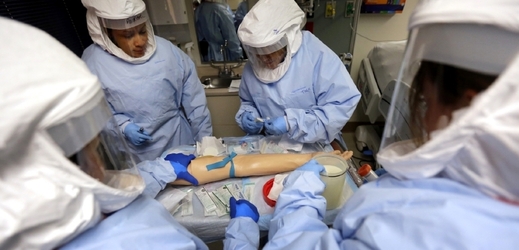 Američtí zdravotníci cvičí zacházení s ebolovým pacientem.