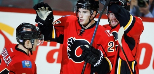 Radující se hokejisté Calgary Flames, vlevo Jiří Hudler.