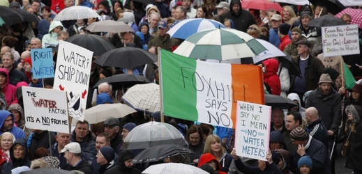 Irské protesty proti nové dani za dodávky vody.