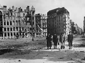 Varšavské povstání proti německé okupaci vypuklo 1. 8. 1944. Polská delegace vedená generálem Tadeuszem Bórem-Komorowským prochází rozstřílenou Varšavou ke kapitulaci, 30. 9. 1944.