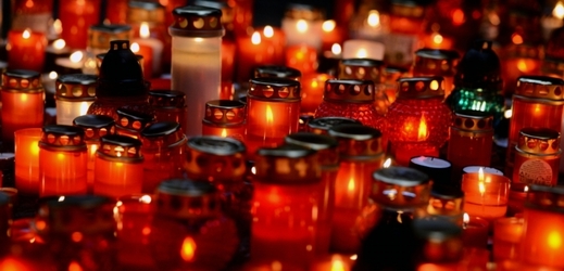 Na Svátek zesnulých se navštěvují hroby, pokládají se na ně květiny a zapalují svíčky.