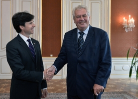 Andrew Schapiro (vlevo) s prezidentem Milošem Zemanem.