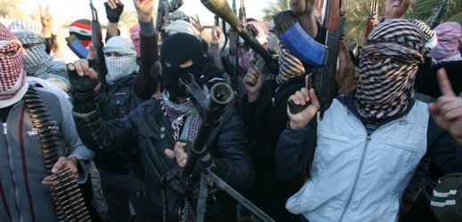 Příslušníci Islámského státu zastřelili nejméně padesát příslušníků kmene Albu Nimr (ilustrační foto).