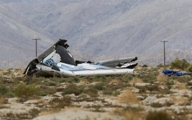 Kosmická loď SpaceShipTwo havarovala v Mohavské poušti.