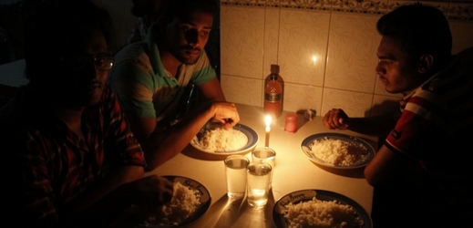 Celý Bangladéš se ocitl bez elektřiny a lidé byli nuceni vystačit si se svíčkami.