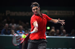 Roger Federer má po pěti letech teoretickou šanci zakončit rok jako světová jednička.