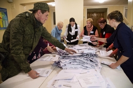 Svět výsledek voleb na východě Ukrajiny pochopitelně nemůže uznat.