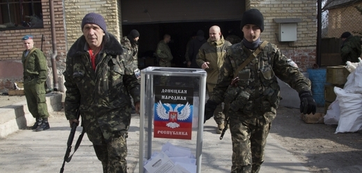 Volby na východě Ukrajiny byly podle Gazety Wyborczy příkladem ruské imitace demokracie.