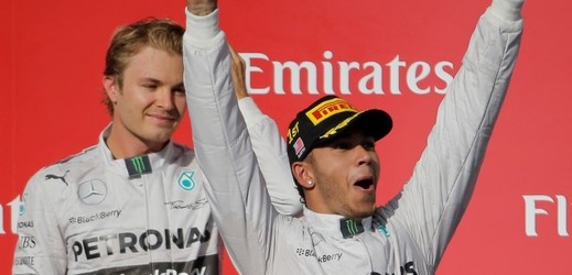 Nico Rosberg (vlevo) věří, že týmovému kolegovi Lewisovi Hamiltonovi dokáže překazit útok na titul.