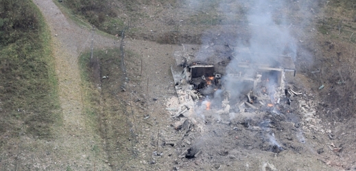 Vyhořelý muniční sklad ve Vrběticích, který mají vojáci zajistit.