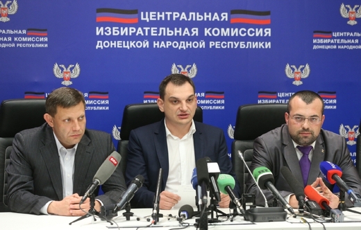 Vítěz voleb Zacharčenko (vlevo) a šéfové volební komise při tiskovce.
