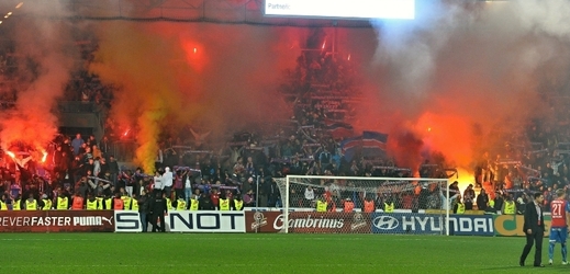 Fanoušci Plzně několikrát způsobili přerušení zápasu se Spartou.