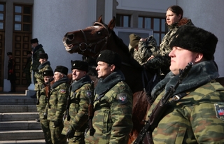 Při inauguraci Zacharčenka stáli čestnou stráž kozáci a kozačky.