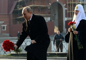 Šéf Kremlu přinesl kytičku.