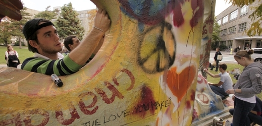 Studenti staví v americkém Bostonu napodobeninu berlínské zdi.