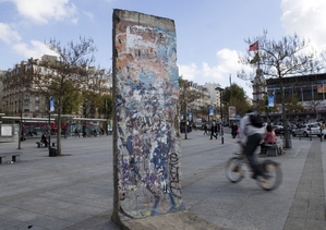 Kus berlínské zdi v Paříži.