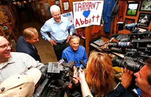 Republikán (vozíčkář) Abbott vítězí v Texasu.