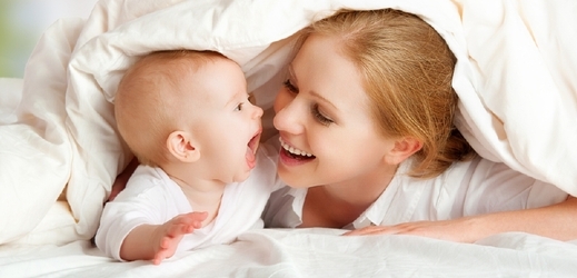 Matky více reagují na hlasy dcer (ilustrační foto).