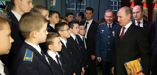 Putin s žáky a studenty vojenských kadetek.