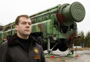 Premiér Medveděv na kosmodromu Plesetsk.