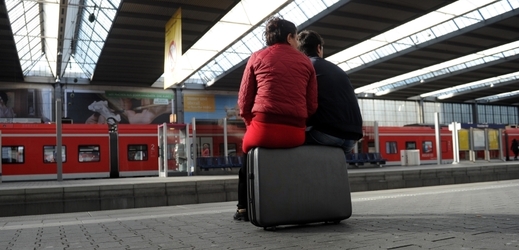 Cestující čekají na nádraží v Mnichově.