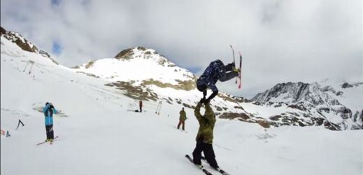 Perfektní high-five při skoku na lyžích.