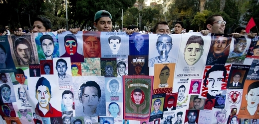 Demonstranti s portréty zmizelých studentů.