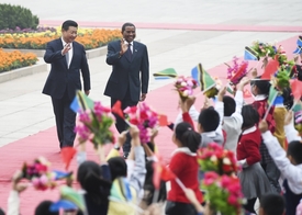 Čínský prezident Si Ťin-pching při říjnové návštěvě s tanzanským protějškem Jakayou Kikwetem.