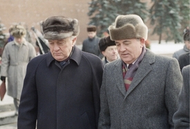 Michail Gorbačov (vpravo) s Eduardem Ševardnadzem v roce 1991.