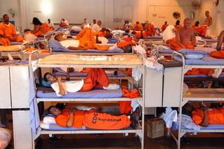Přeplněné, mnohonásobně nad plánovanou kapacitu, kalifornské státní vězení COR.