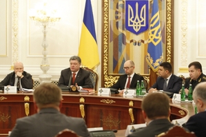 Prezident Porošenko předsedá jednání národní válečné a bezpečnostní rady.