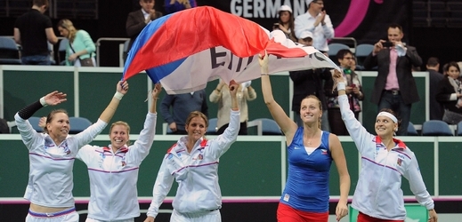 České hráčky se pod vlajkou radují z tenisového úspěchu.