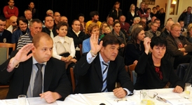 V Duchcově se 6. listopadu konalo ustavující zasedání nově zvoleného zastupitelstva města. V zastupitelstvu usedli také tři zástupci DSSS (zleva) Jindřich Svoboda, Miroslav Toman a Miluše Janoušková.