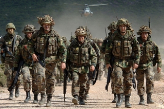 Manévry vojáků NATO.