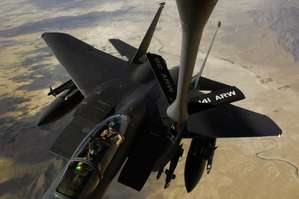 Americký F-15 tankuje ve vzduchu.