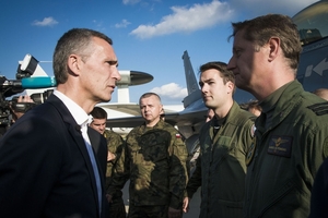 Nový generální tajemník NATO na polské letecké základně.