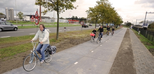 U Amsterdamu mají první solární cyklstezku na světě.