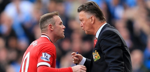 Wayne Rooney v rozmluvě s Louisem van Gaalem.