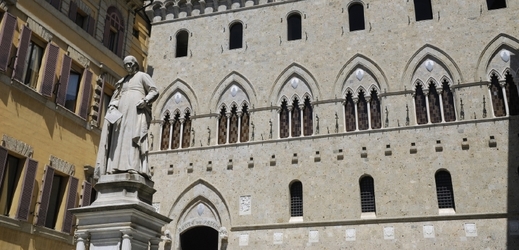 Historická budova Monte dei Paschi di Siena v italském Toskánsku.