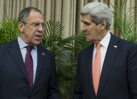 Ruský ministr zahraničí Sergej Lavrov a americký ministr zahraničí John Kerry.