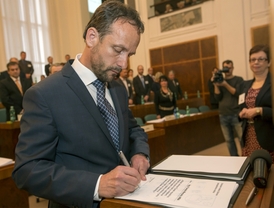 Primátorem Ostravy se stal padesátiletý ekonom a manažer Tomáš Macura z ANO. Na snímku podepisuje slib zastupitele.