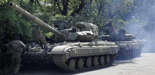 Tanky proruských separatistů na silnici poblíž východoukrajinské obce Janakijevo.