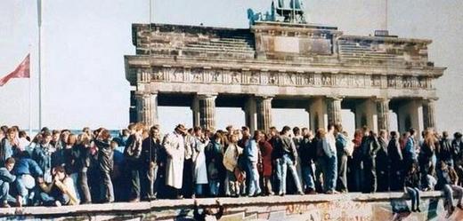 Archivní snímek Berlínské zdi z listopadu 1989.