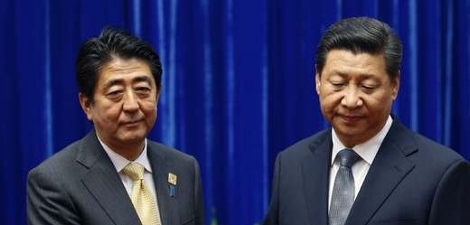 Japonský premiér Šinzó Abe (vlevo) s čínským prezidentem Si Ťin-pchingem. 