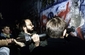 Na archivním snímku z roku 1989 lidé bourají Berlínskou zeď.