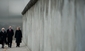 Německá kancléřka Angela Merkelová a berlínský primátor Klaus Wowereit u pozůstatku Berlínské zdi. 