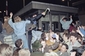 Na archivním snímku z roku 1989 jsou zachyceny davy, které oslavují pád Berlínské zdi.