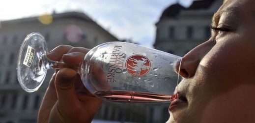 Největší pražskou akcí bude Košt Svatomartinských vín na náplavce (ilustrační foto).