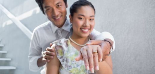 Zásnubní prsteny jsou až druhé nejpopulárnější, vedou mobily.