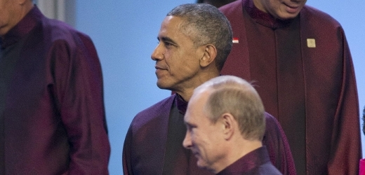 Vladimir Putin (v popředí) a Barack Obama (za Putinem) na summitu APEC v Pekingu.